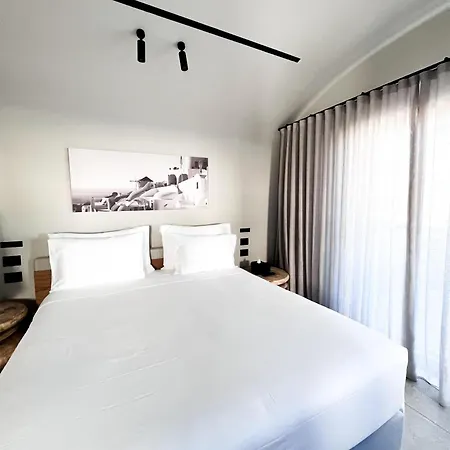 Radisson Blu Zaffron Resort, Santorini (adults Only) ホテル Kamári