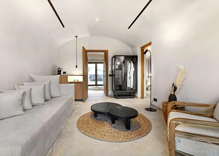 Radisson Blu Zaffron Resort, Santorini (adults Only) מלון